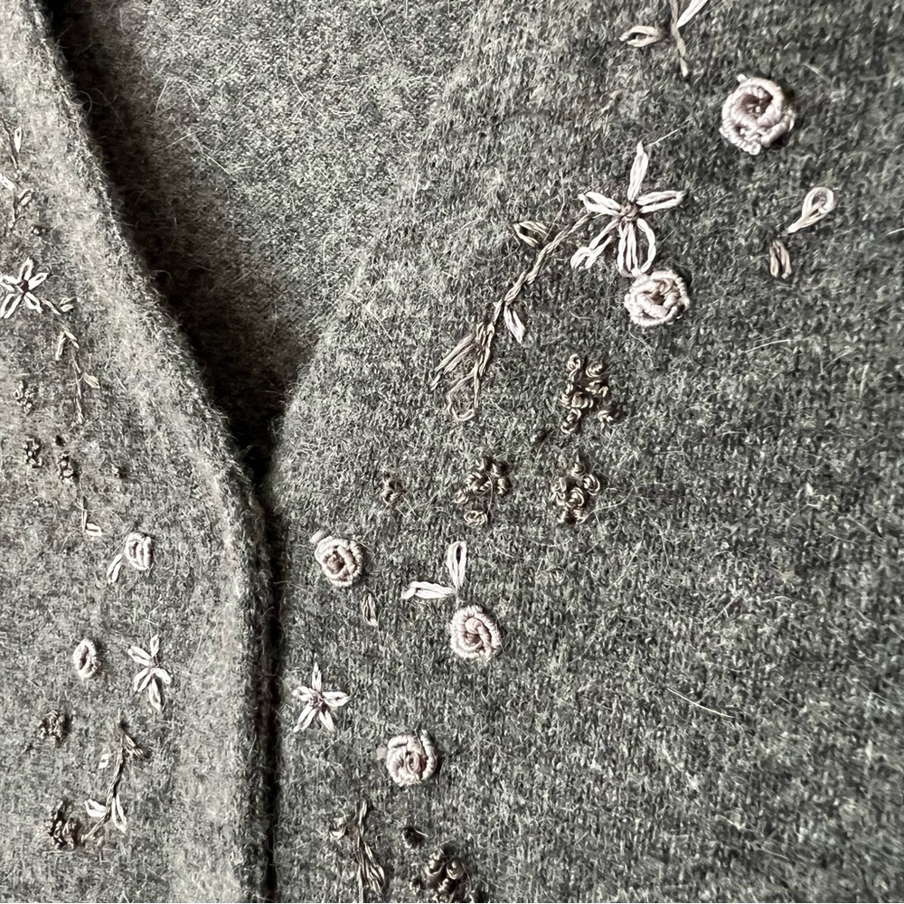 Vintage Chelsea Campbell Lambswool Angora Grey Embroidered Floral Cardigan, S - Picture 9 of 10